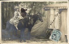 CPA Fantaisie Femme Marquisette au bois Cheval 