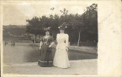 CARTE PHOTO femmes en tenue