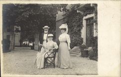 CARTE PHOTO Femmes en tenue