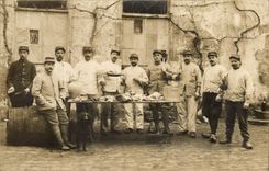 CARTE PHOTO Militaria Soldats A table 