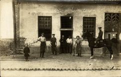 Postal photo mariscal del caballo de montar a caballo de los soldados de Militaria que calza el arado