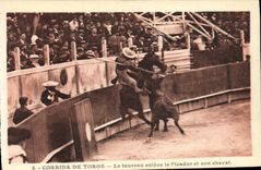 CPA Sport Espagne Corrida Toro Taureau Le taureau enleve le Picador et son cheval