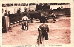 VINTAGE POSTCARD Sport Spain Bullfight Toro Bull Estocada the death of the bull