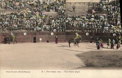 VINTAGE POSTCARD Sport Spain Corrida Toro Taureau Una buena will vara a good spade