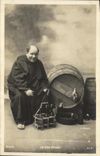 CPA Fantaisie Homme Un bon vivant Pretre Vin Alcool