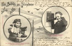 CPA Fantaisie Femme Nos bebes au telephone