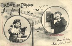 CPA Fantaisie Femme Nos bebes au telephone
