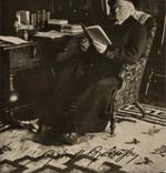 Lectura del viejo hombre de la POSTAL de la VENDIMIA en su dedicacee de la butaca