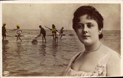 CPA Fantaisie Femme A la plage