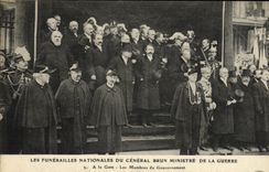 CPA Politique Funerailles antionales du general Brun Minsitre de la Guerre A la gare Membres du gouvernement Militaria