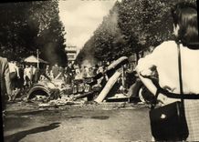 CPM Militaria 2eme guerre mondiale Liberation de Paris Devant l'Hotel Majestic La lutte a ete chaude Paris 