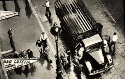CPM Militaria 2eme guerre mondiale Liberation de Paris Arrestation d'un camion allemand Bar Lutetia
