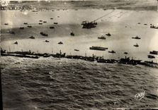 CPM Militaria 2eme guerre mondiale Debarquement en Normandie Vue aerienne du port artificiel Winston Arromanches 