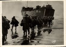 CPM Militaria 2eme guerre mondiale Debarquement de Normandie Le ravitaillement des allies