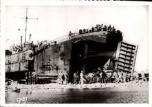 MODERN CARD Militaria 2nd world war Unloading of Normandy the team of unloading appaorte with her her own pier