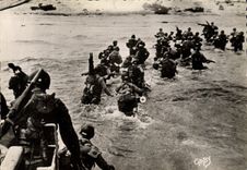 MODERN CARD Militaria 2nd world war Debarquement of Normandy Of the troops unloading on Al dimensions Norman