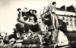 VINTAGE POSTCARD Militaria the reception of Parisian with the soldiers of Leclerc