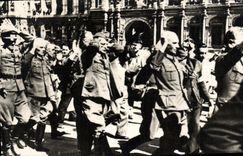 CPA Militaria Officiers allemands faits prisonniers Place de l'Opera diriges vers l'hotel de ville Paris 