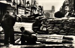 VINTAGE POSTCARD Militaria a barricade with the accesses of the Paris Prefecture