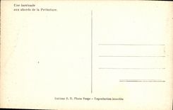 VINTAGE POSTCARD Militaria a barricade with the accesses of the Paris Prefecture