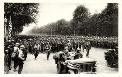 VINTAGE POSTCARD Militaria Release of Paris American Infantry ravelled at the Champs Elysées