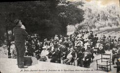 CPA Theatre M Potin chantant devant le President de la Republique dans les jardins de l'Elysee