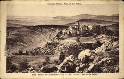 Aldea de la POSTAL de la VENDIMIA de Gourdon vista en el valle