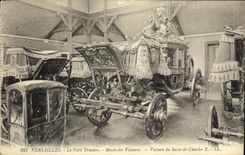 CPA Versailles Le Petit trianon Musee des voitures Voiture du Sacre de Charles X