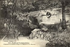 CPA Foret De Fontainebleau L'Entree de la caverne d'augas et le medaillon paul Merwart