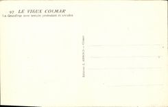 Calle principal vieja del cm Colmar con el templo y las arcadas protestantes