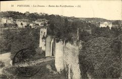 CPA Poitiers Les Douves Restes des Fortifcations 