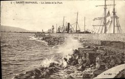 CPA Saint Raphael La Jetee et le Port Bateaux