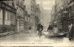 VINTAGE POSTCARD Inondations Of Paris Sauvetage Places Maubert