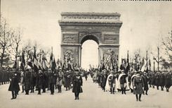 CPM Militaria 11 novembre Les drapeaux des regiment dissous 