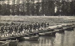 CPM Militaria Pont de bateaux