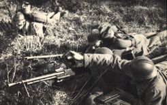 POSTAL MODERNA artillero de máquina del rifle de Militaria en la acción