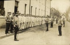 CARTE PHOTO Soldats Militaria Revue 