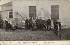 CPA En Arriere des Lignes La Corvee du matin Militaria 