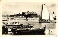 CPA Antibes Entree Du Port et le Fort Carre Bateaux 