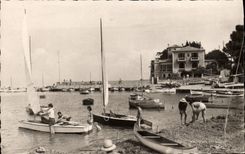 CPA Antibes Le Port et la Plage de la Salis Bateaux 