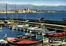 CPM Antibes Vue Generale sur la vieille cite et ses remparts Bateaux