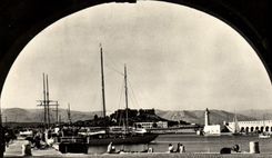 CPM Antibes Le Port et le Fort Carre Vus de la Porte Marine 