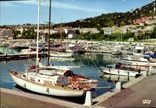 CPM Beaulieu sur Mer Le port Bateau