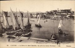 CPA Cannes Le port et le Mont Chevalier vue prise du casino municipal Bateaux