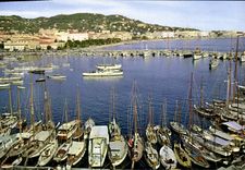 CPM Cannes Un Coin Du Port Dans le Fond la promenade de la Croisette