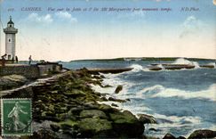CPA Cannes Vue Sur la Jetee et l'Ile Marguerite par mauvais temps 