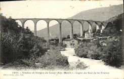 Viaducto de la POSTAL de la VENDIMIA y catarata de la línea del lobo del sur de Francia