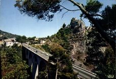 POSTAL MODERNA Eze el viaducto y el poste de la aldea en su roca