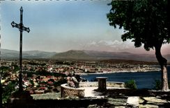 CPA La Garoupe La table d'orientaion Vue panoramique sur Antibes Au fond la chaine des Alpes