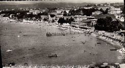 Los pinos de Juan de la POSTAL de la VENDIMIA ven tomado de los bancos hermosos del hotel